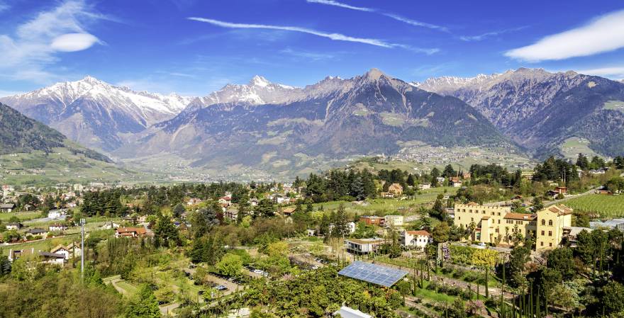 Trauttmansdorff Kështjella nga lart me male në sfond, Tirol i Jugut