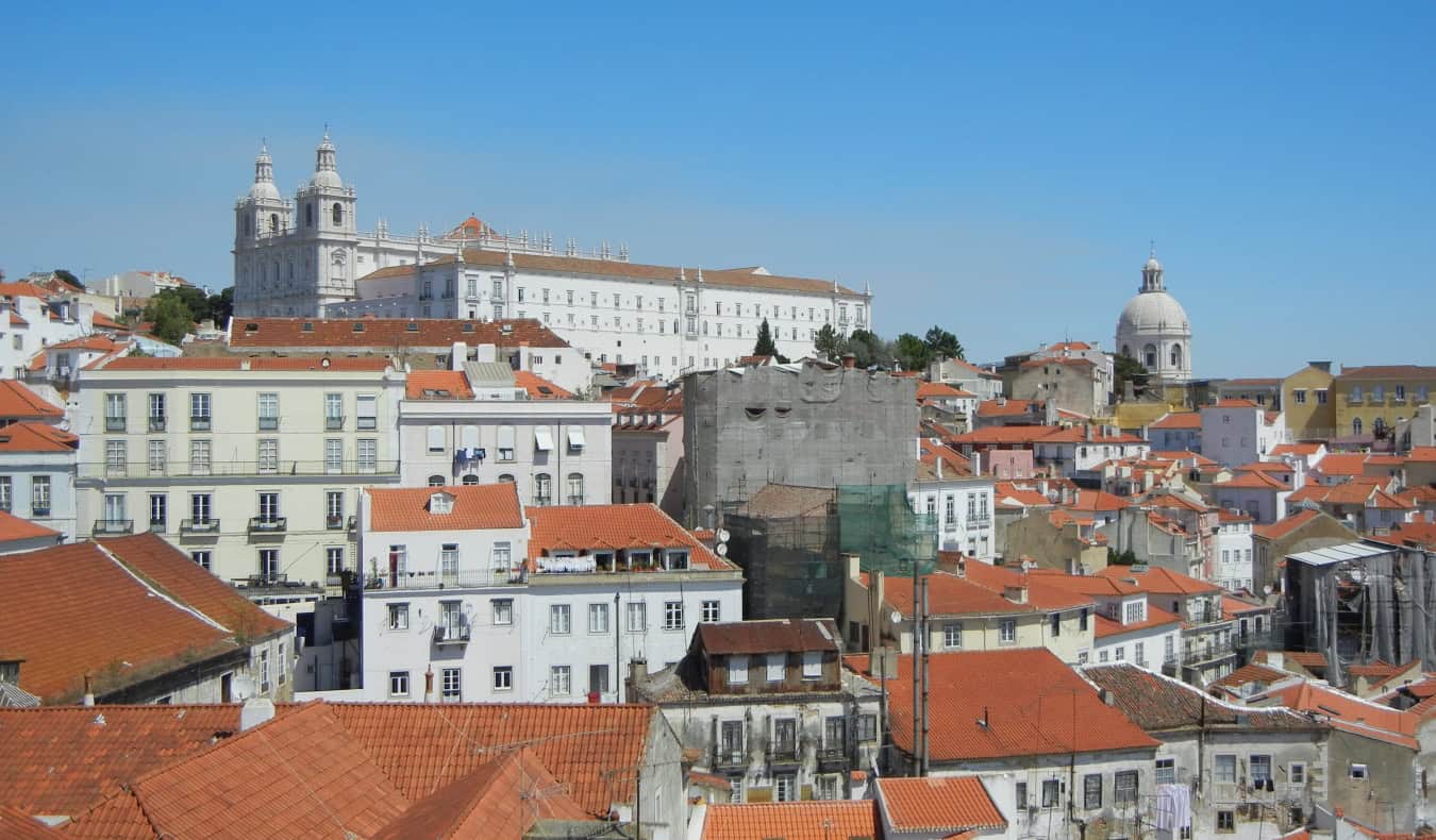 Vështrim mbi çatitë terrakote të Lisbonës, Portugali