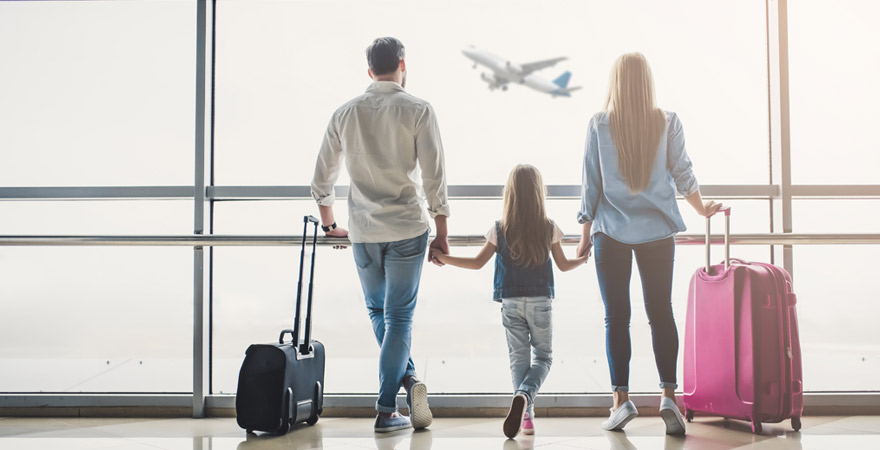 Familja në aeroport duke pritur me padurim pushimet e tyre